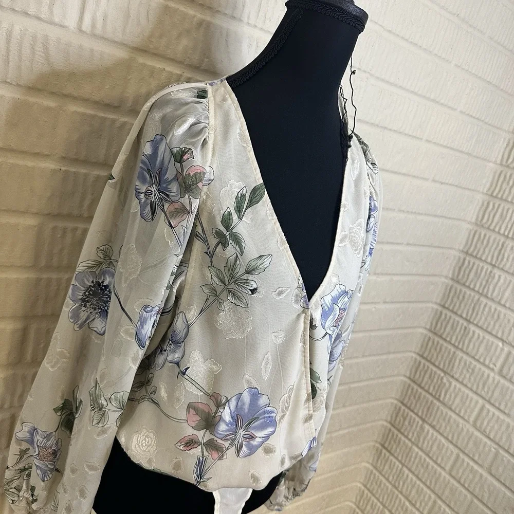 ASTR The Label Floral Cream Sheer Bodysuit Sz S V‎ Neck Night Out Vacation Party